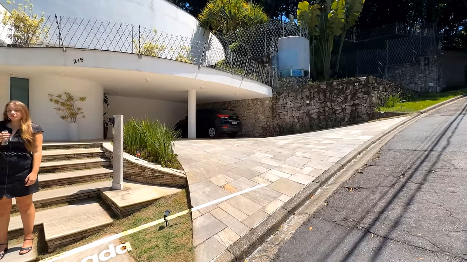 Fachada e área externa · 1:05