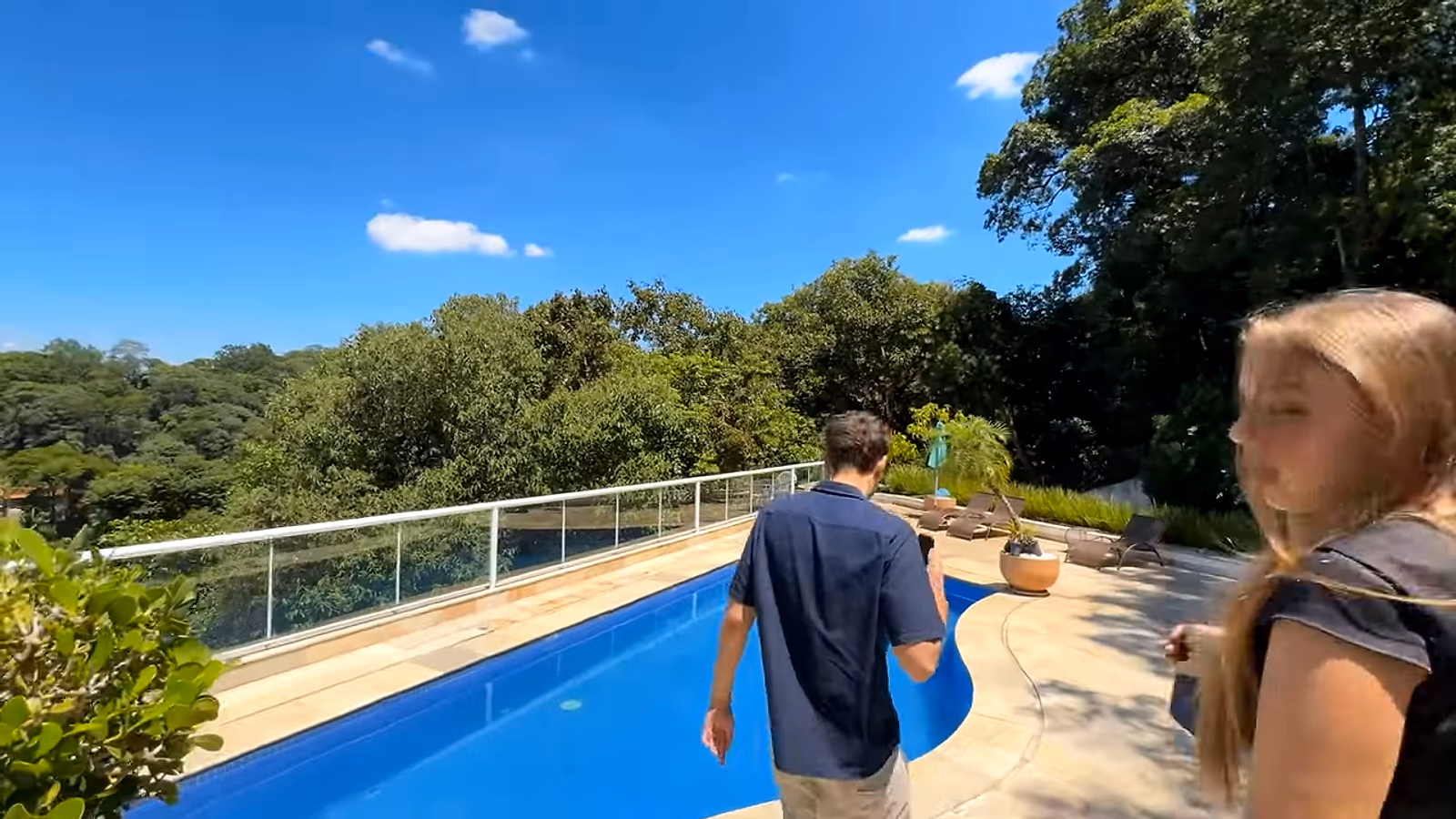 Área externa e piscina · 6:04