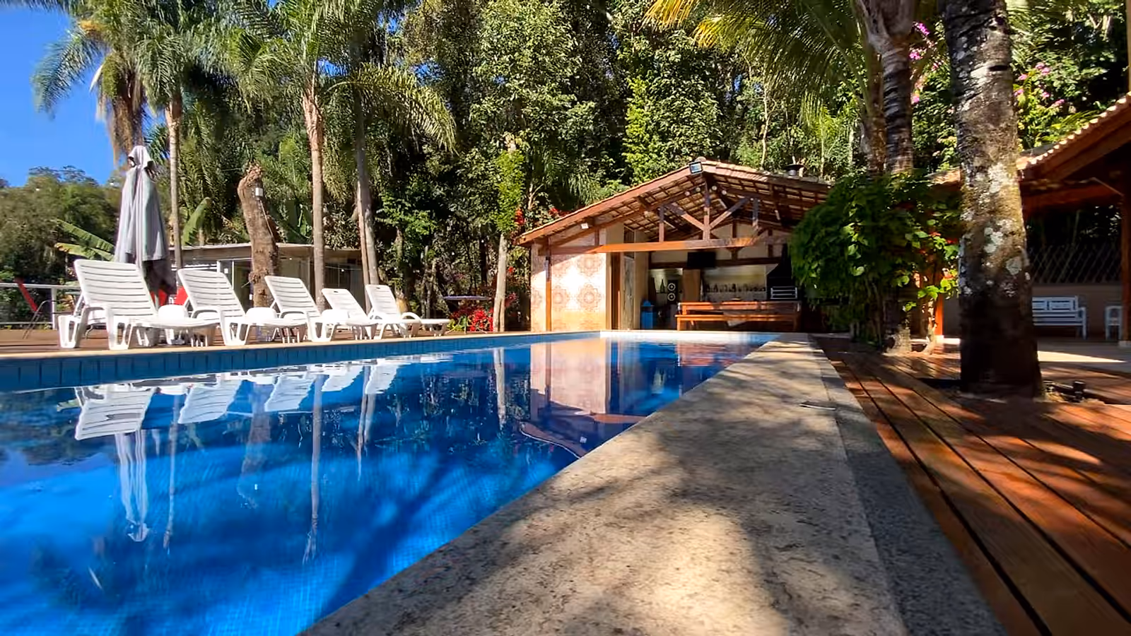 Piscina e área externa · 3:54