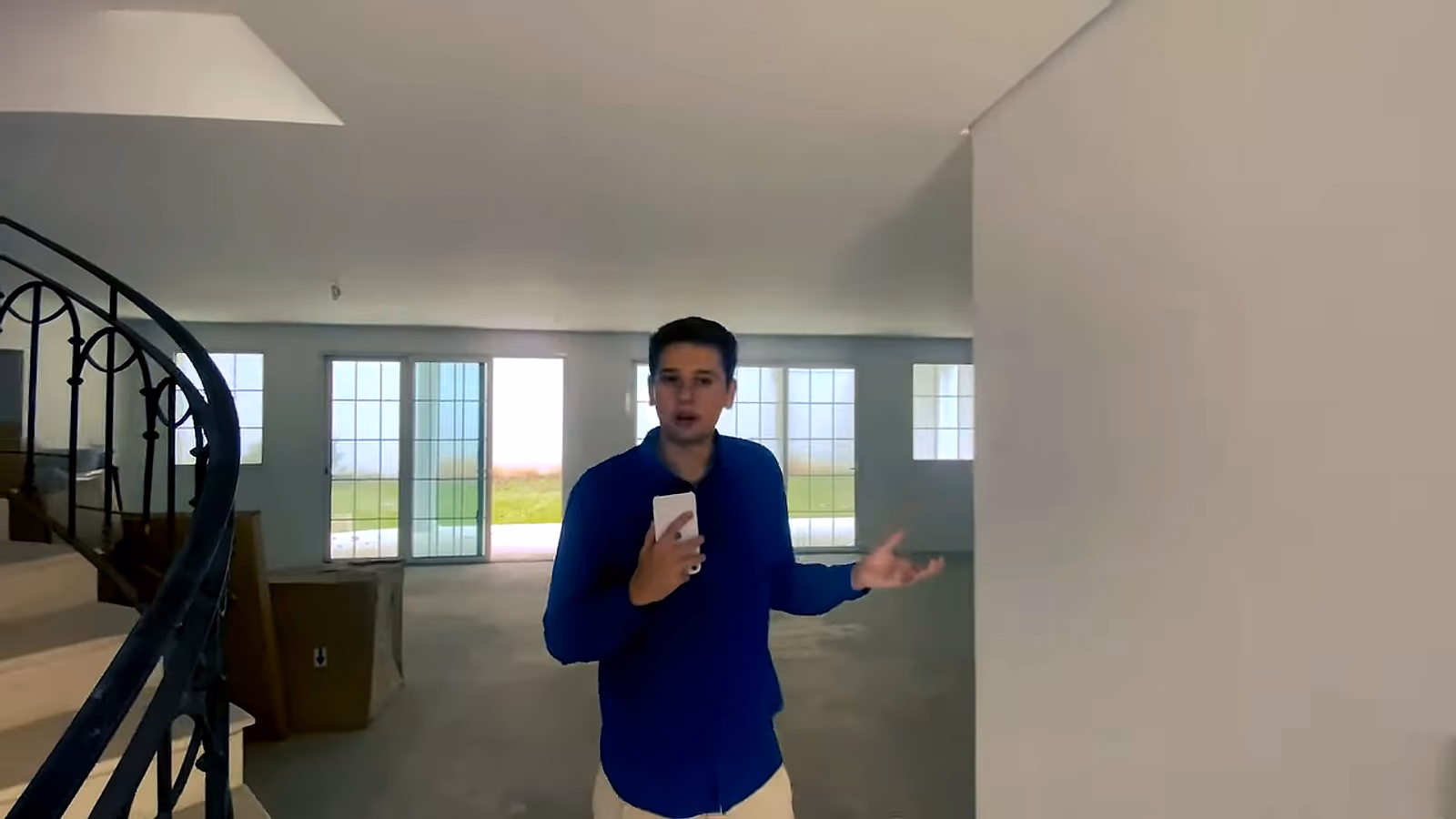 Entrada e sala de estar · 0:14